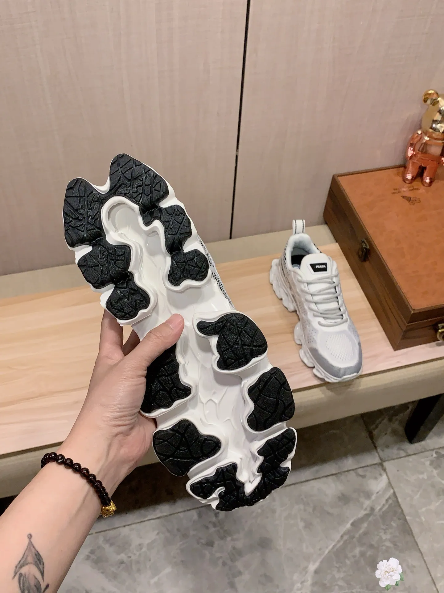 Men's men's shoes💰460💰💰🎩🎩[Lightning][Lightning] "PRADA*" The latest and most popular casual shoes, top brand [seduce] luxury ~ purchasing agency, top ~ quality. [Strong] The upper is made of imported breathable fly weave material ➕ breathable sheepskin feet (•) with fine workmanship. The original stylish and stylish soft rubber wear-resistant and non-slip outsole is light and comfortable on the feet. The real thing looks better when photographed. 004: Size: 38-44, 3️⃣ colors selected